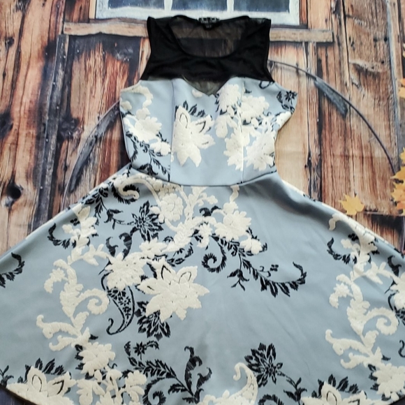 Trixxi dress - Picture 8 of 10